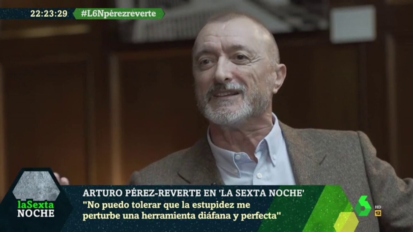 Esto es lo que le parece a Arturo Pérez-Reverte que Iñaki López desee unas "buenas noches a todxs y todes" en laSexta Noche