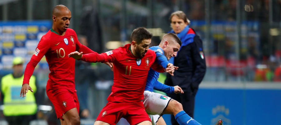 Verratti intenta proteger el balón ante Bernardo Silva y Joao Mario Verratti intenta proteger el balón ante Bernardo Silva y Joao Mario