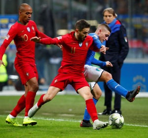 Verratti intenta proteger el balón ante Bernardo Silva y Joao Mario Verratti intenta proteger el balón ante Bernardo Silva y Joao Mario