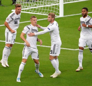 Werner felicita a Toni Kroos tras marcar con Alemania Werner felicita a Toni Kroos tras marcar con Alemania