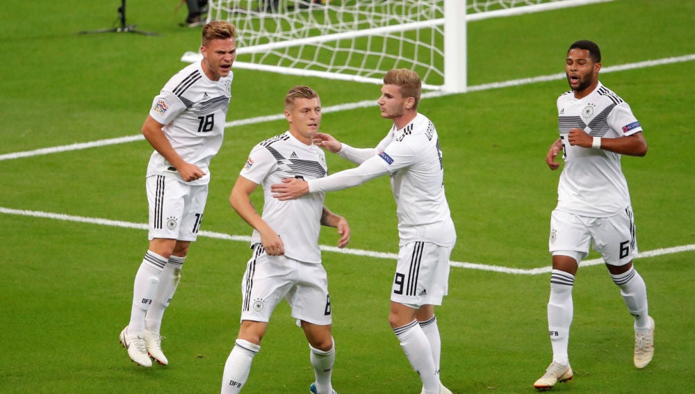 Werner felicita a Toni Kroos tras marcar con Alemania