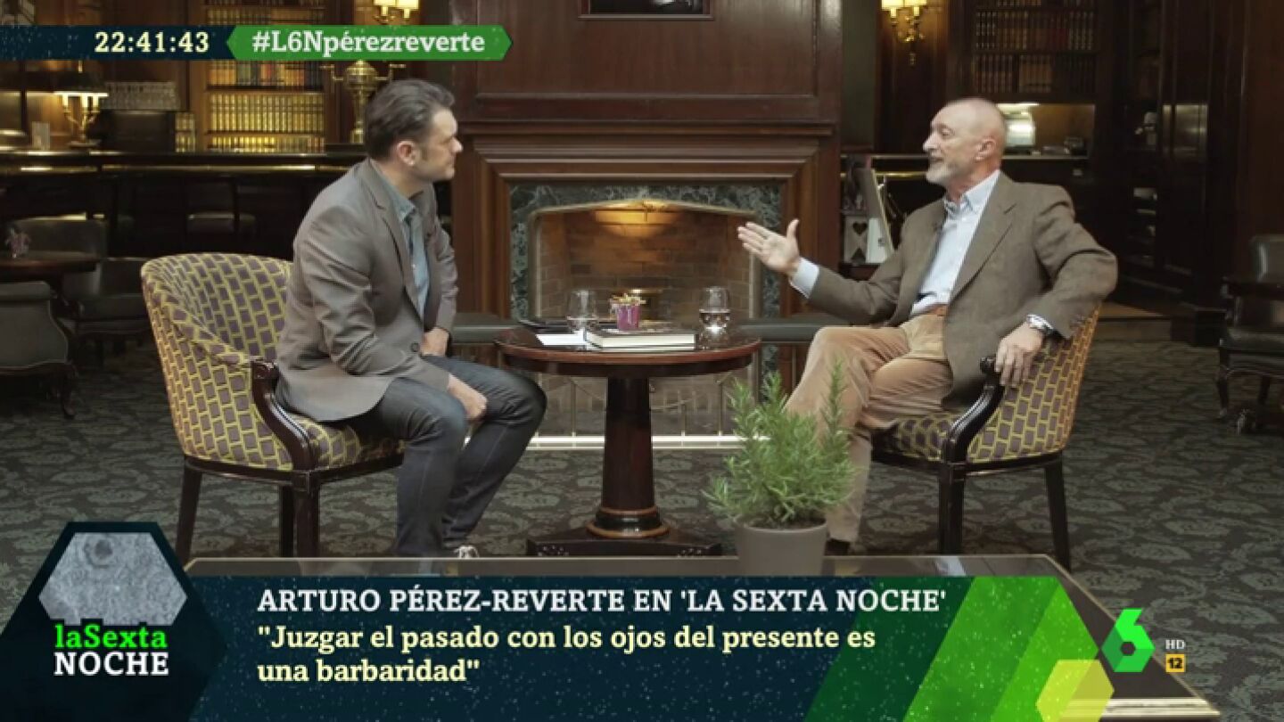 Arturo Pérez-Reverte responde a los críticos con el descubrimiento de América: "Juzgar el pasado con ojos del presente es una barbaridad"