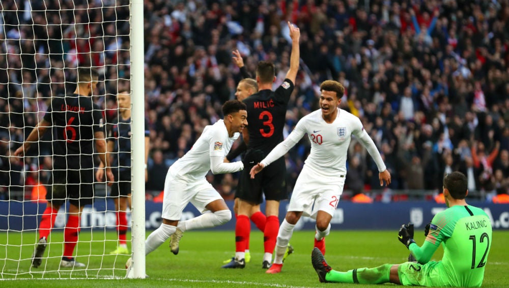 Lindgard celebra un gol con Inglaterra Lindgard celebra un gol con Inglaterra