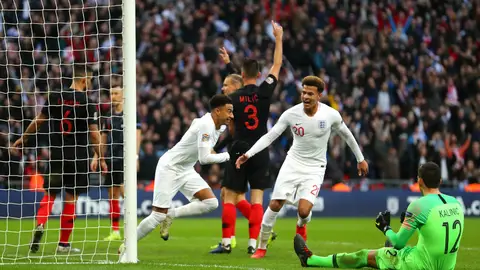 Lindgard celebra un gol con Inglaterra Lindgard celebra un gol con Inglaterra