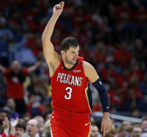 Mirotic celebra una acción Mirotic celebra una acción