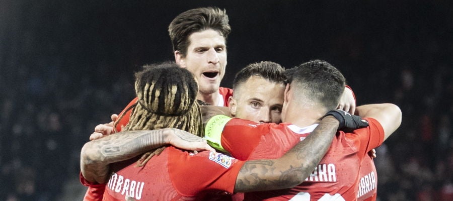 Los jugadores de Suiza se abrazan para celebrar la victoria Los jugadores de Suiza se abrazan para celebrar la victoria