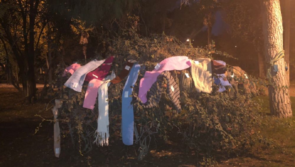 Imagen de las bufandas colocadas por vecinos de Alcalá de Henares para las personas sin techo