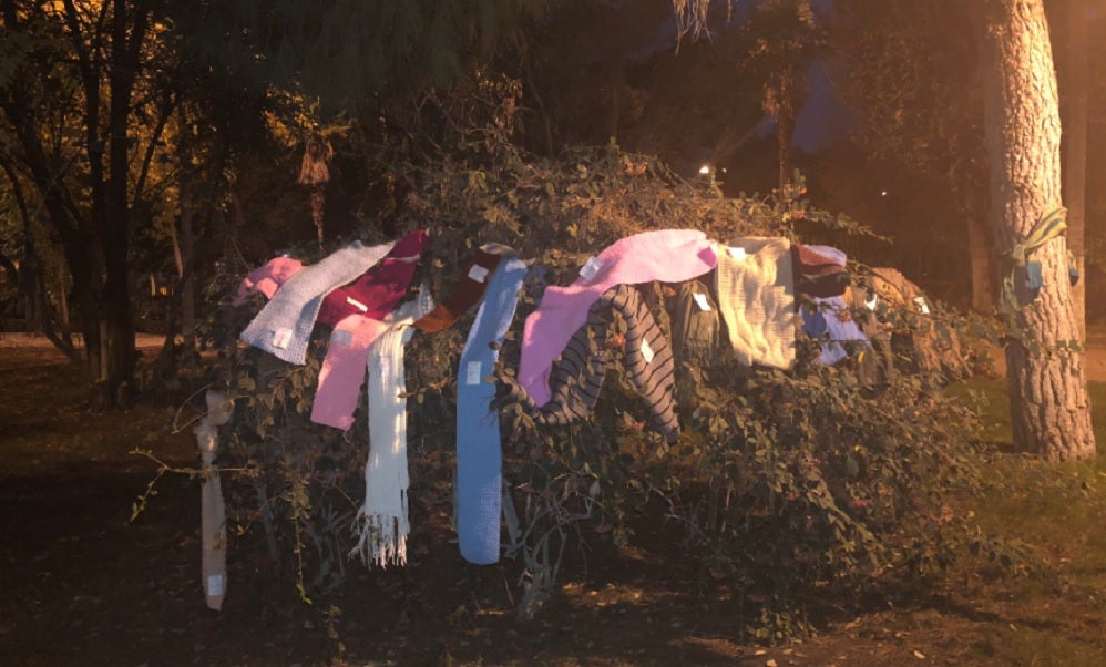 Vecinos de Alcalá de Henares cuelgan bufandas en los árboles para personas que duermen en la calle Vecinos de Alcalá de Henares cuelgan bufandas en los árboles para personas que duermen en la calle