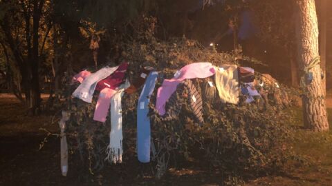 Imagen de las bufandas colocadas por vecinos de Alcal&aacute; de Henares para las personas sin techo