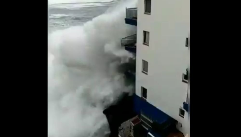 El oleaje destroza varios balcones en Tenerife