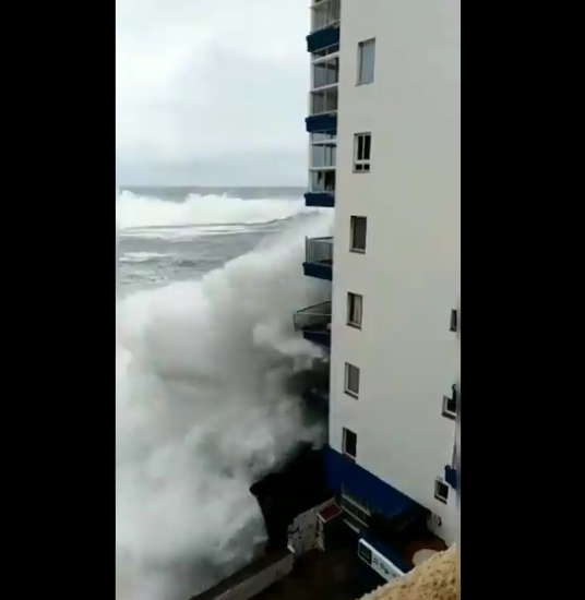 Una ola gigante alcanza un tercer piso y arranca varios balcones en Tenerife Una ola gigante alcanza un tercer piso y arranca varios balcones en Tenerife