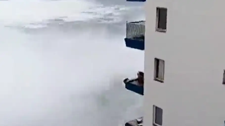 El agua arranca de cuajo los barrotes de unos balcones en Tacoronte El agua arranca de cuajo los barrotes de unos balcones en Tacoronte