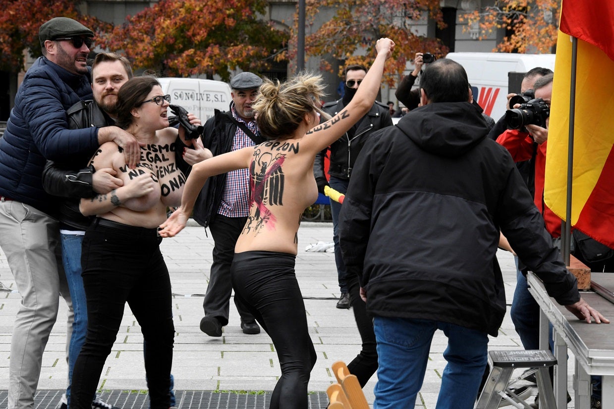 Activistas de Femen irrumpen en un acto de Falange convocado por el 20N Activistas de Femen irrumpen en un acto de Falange convocado por el 20N