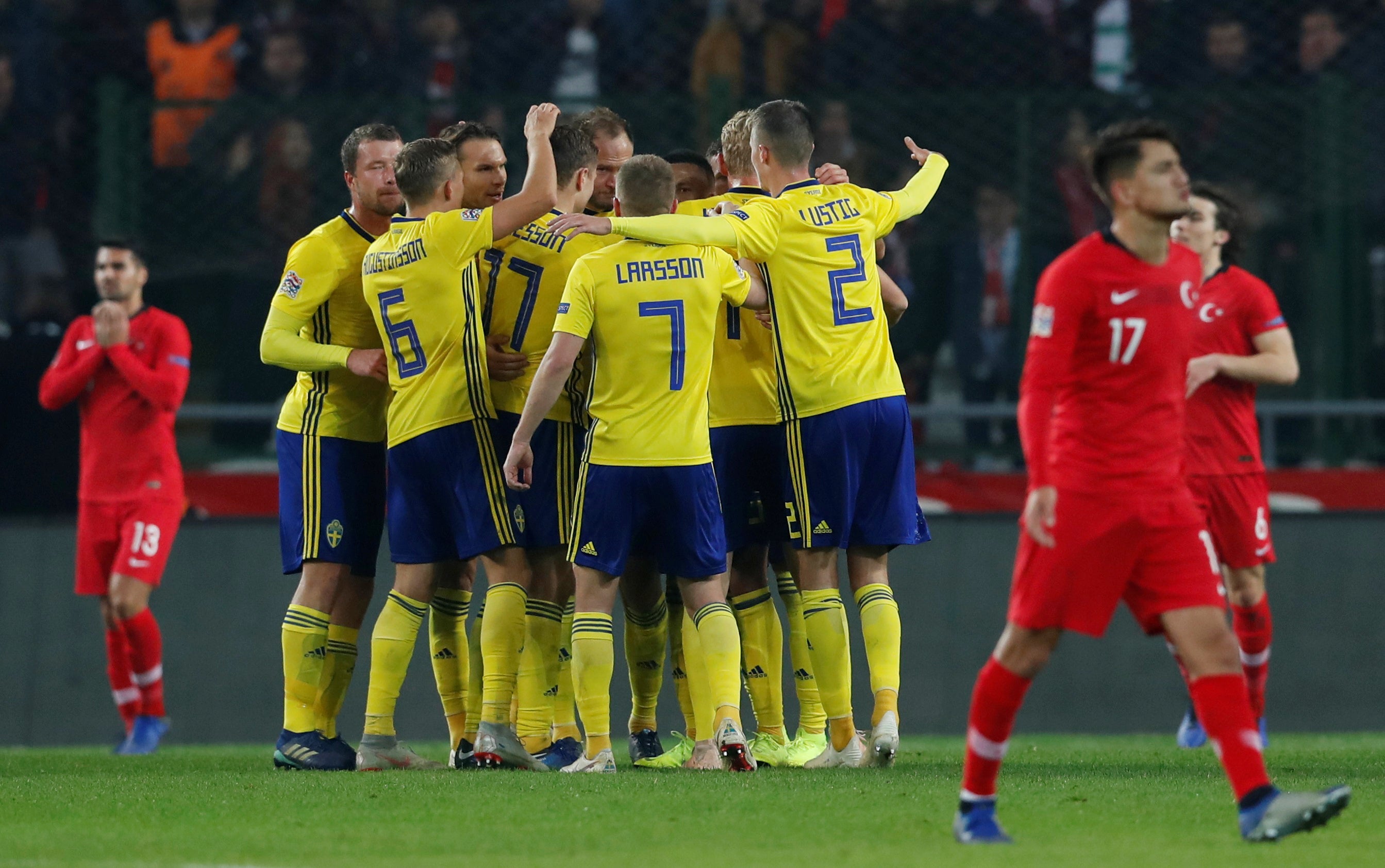 El árbitro del Turquía-Suecia prometió 'regalar' dos penaltis a los suecos en el descanso El árbitro del Turquía-Suecia prometió 'regalar' dos penaltis a los suecos en el descanso