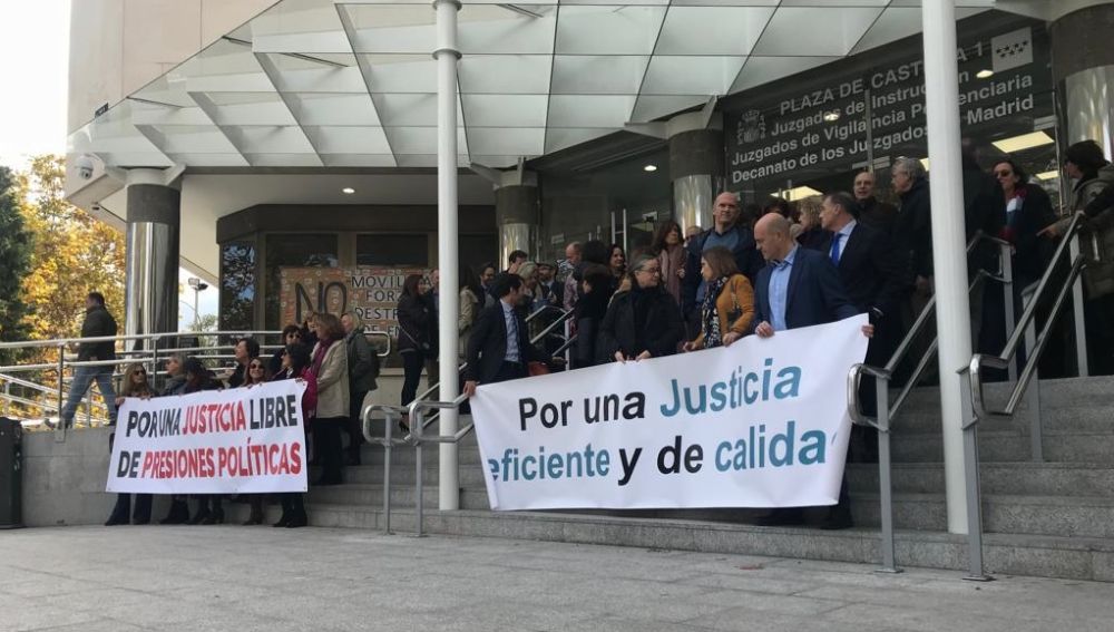 Concentración de profesionales de la Justicia a las puertas de los Juzgados de Plaza de Castilla