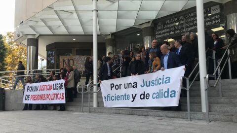 Concentraci&oacute;n de profesionales de la Justicia a las puertas de los Juzgados de Plaza de Castilla