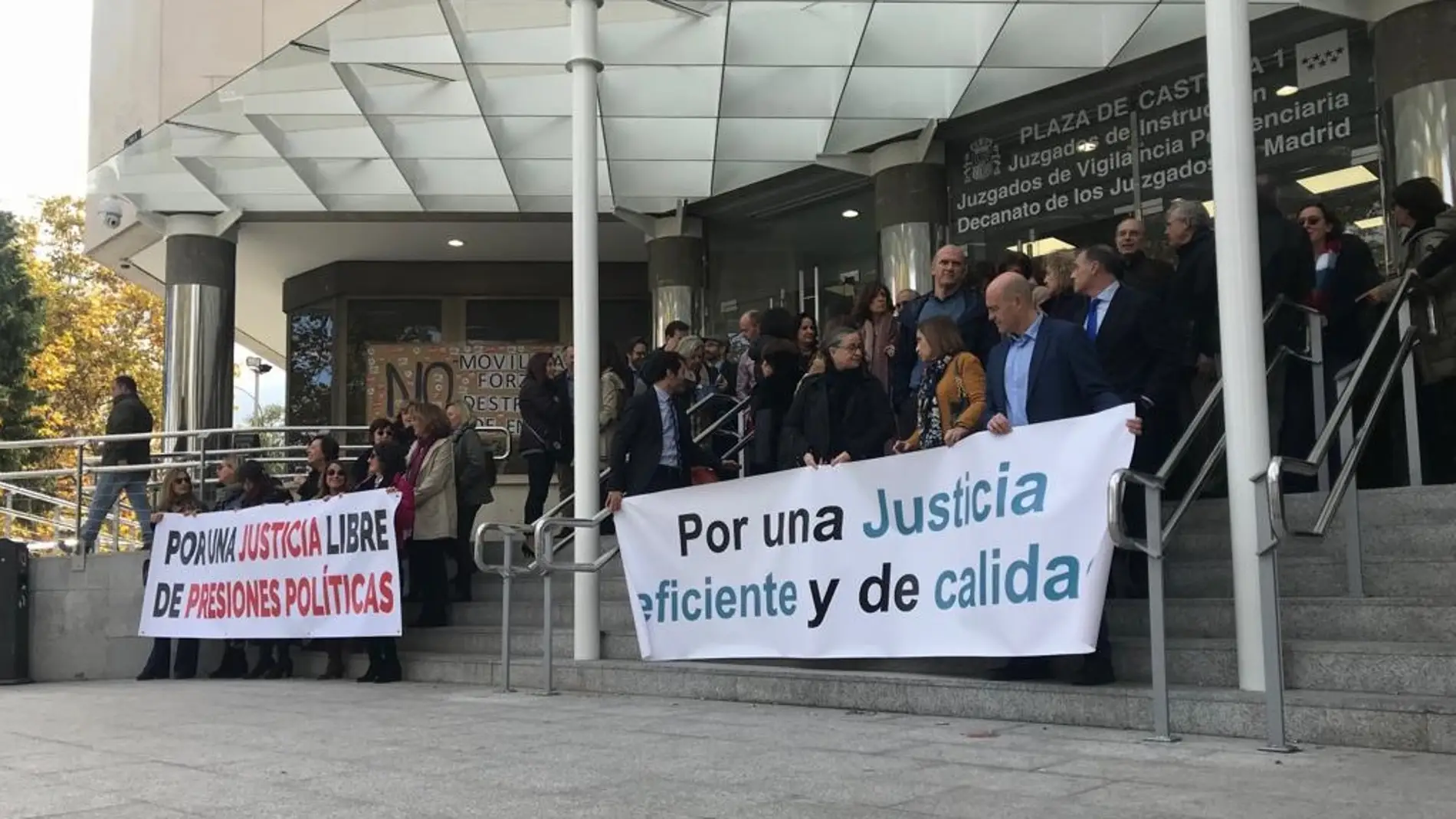 Concentración de profesionales de la Justicia a las puertas de los Juzgados de Plaza de Castilla