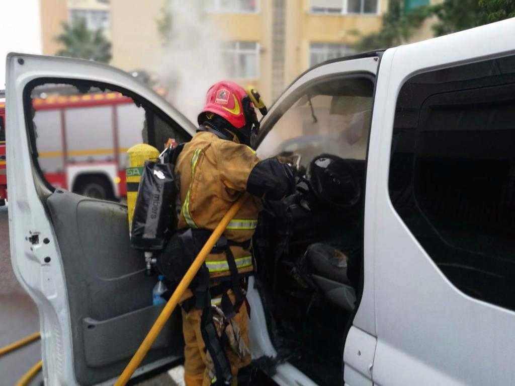 Los bomberos de Elche sofocan el incendio originado en una furgoneta Los bomberos de Elche sofocan el incendio originado en una furgoneta