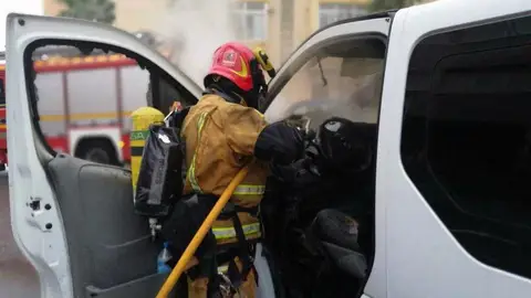 Un bombero de Elche sofoca en las labores de extinción del incendio en el vehículo Un bombero de Elche sofoca en las labores de extinción del incendio en el vehículo