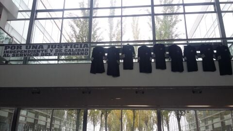 Pancarta reivindicativa y togas colgadas en los juzgados de Ciudad Real