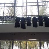 Pancarta reivindicativa y togas colgadas en los juzgados de Ciudad Real