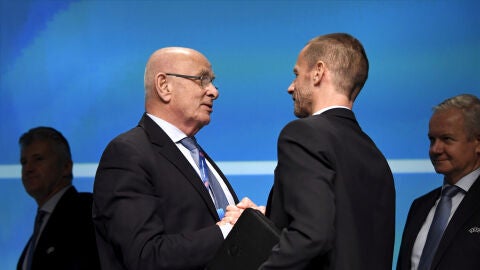 Michael Van Praag saluda a Ceferin durante una convenci&oacute;n de la UEFA