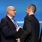 Michael Van Praag saluda a Ceferin durante una convención de la UEFA