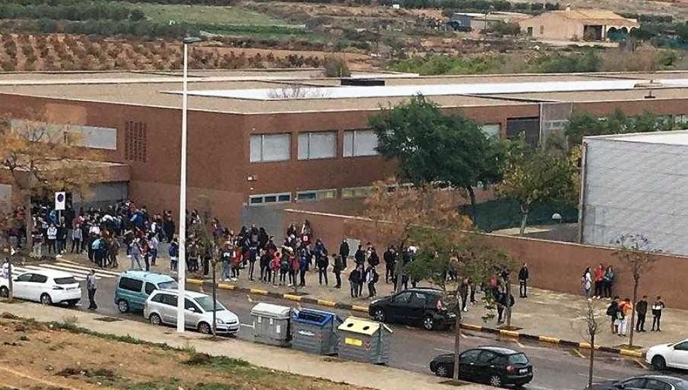 Alumnos del Instituto de Torrellano a las 08:15 horas en el exterior del centro