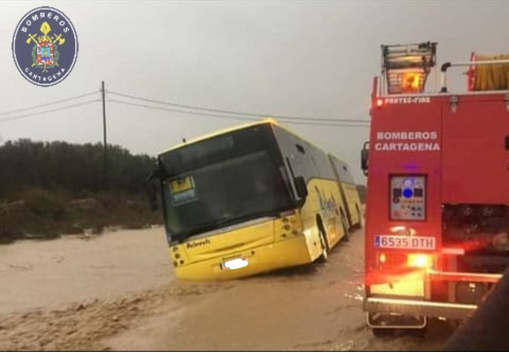 Los bomberos rescatan a los 70 estudiantes atrapados en un autobús en Cartagena Los bomberos rescatan a los 70 estudiantes atrapados en un autobús en Cartagena