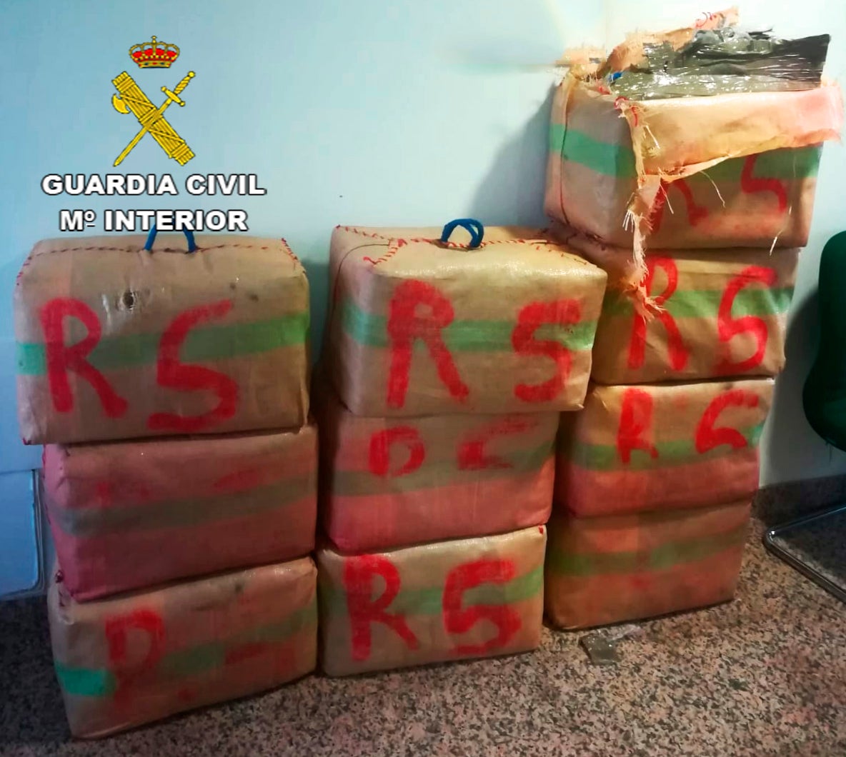 La Guardia civil incauta 350 kilos de hachís en la A-4 en Almuradiel La Guardia civil incauta 350 kilos de hachís en la A-4 en Almuradiel
