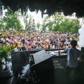 Centenares de personas en un festival de música