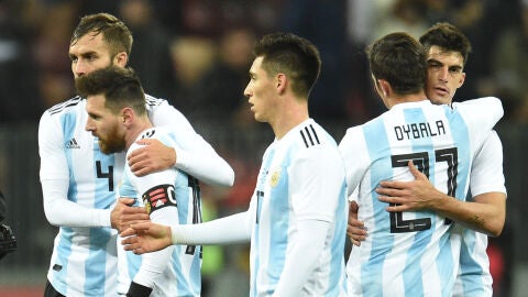 Leo Messi y Dybala, tras un partido de Argentina