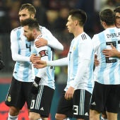 Leo Messi y Dybala, tras un partido de Argentina