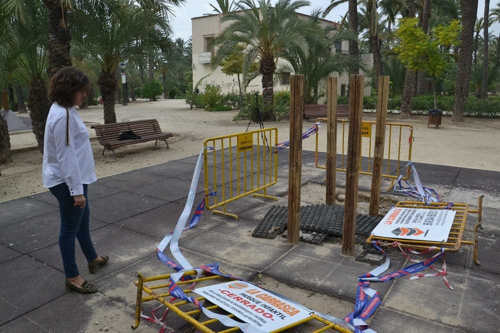 Cs de Elche dice que la zona de juegos infantiles del Huerto de Montenegro espera arreglos desde hace un mes Cs de Elche dice que la zona de juegos infantiles del Huerto de Montenegro espera arreglos desde hace un mes