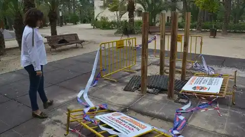 La concejala de Cs Elche, Eva María Crisol, en la zona de juegos infantiles del Huerto de Montenegro La concejala de Cs Elche, Eva María Crisol, en la zona de juegos infantiles del Huerto de Montenegro