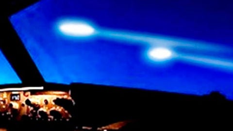 Extra&ntilde;as luces en el cielo