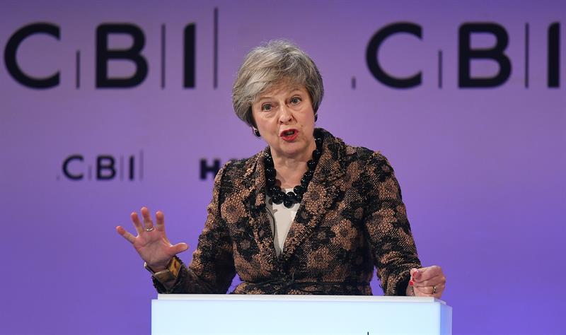 May dice que con el "brexit", los europeos dejarán de "saltarse" la fila de inmigración May dice que con el "brexit", los europeos dejarán de "saltarse" la fila de inmigración