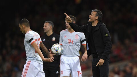 Luis Enrique, dando indicaciones