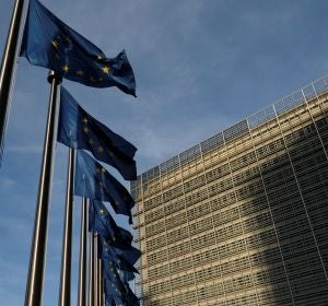 Banderas europeas ondean frente a la sede de la Comisión Europea en Bruselas (Bélgica) Banderas europeas ondean frente a la sede de la Comisión Europea en Bruselas (Bélgica)
