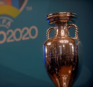 El trofeo de la Eurocopa, en una presentación en Bilbao El trofeo de la Eurocopa, en una presentación en Bilbao