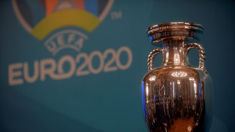 El trofeo de la Eurocopa, en una presentaci&oacute;n en Bilbao