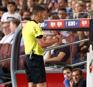 El árbitro Gil Manzano consulta el VAR durante el Clásico El árbitro Gil Manzano consulta el VAR durante el Clásico