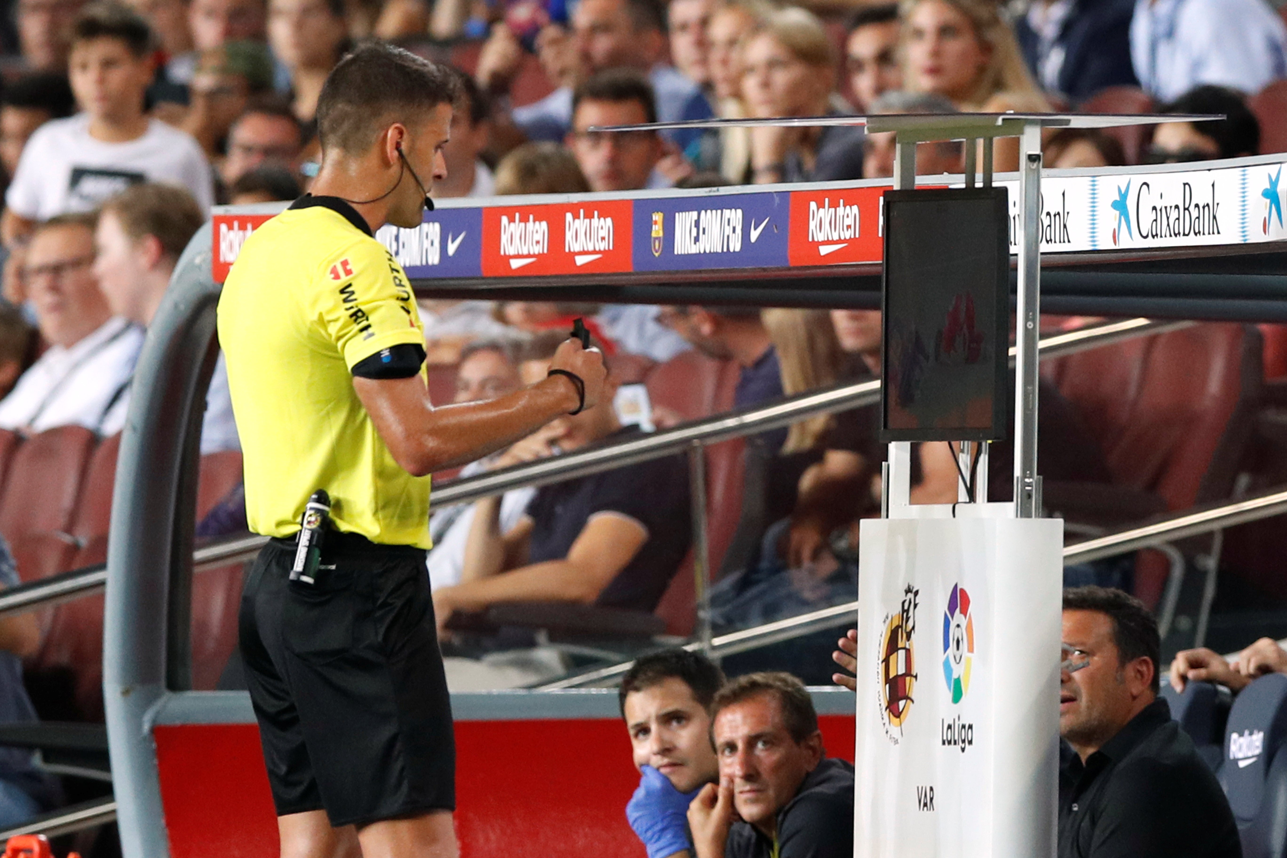"Play the ball" o cuando una mano en posición antinatural no es sancionable "Play the ball" o cuando una mano en posición antinatural no es sancionable