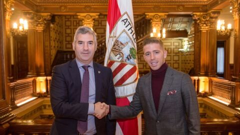 Iker Muniain, en su acto de renovaci&oacute;n con el Athletic