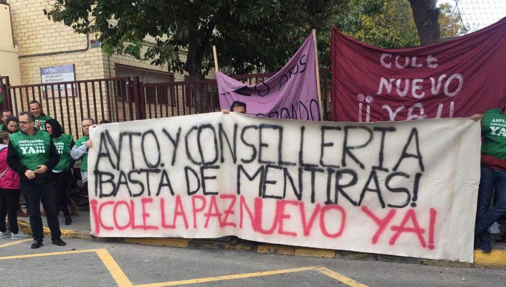 Pancarta en la concentración del Ampa del CP La Paz de Torrellano de Elche