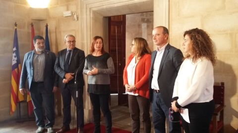 Francina Armengol acompa&ntilde;ada por los presidentes de los Consells Insulars