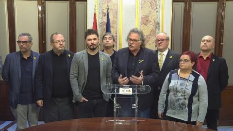 Joan Tardá, Gabriel Rufián y el resto de diputados de ERC, en rueda de prensa