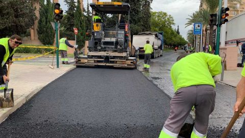 Trabajos de reasfaltado en Elche.