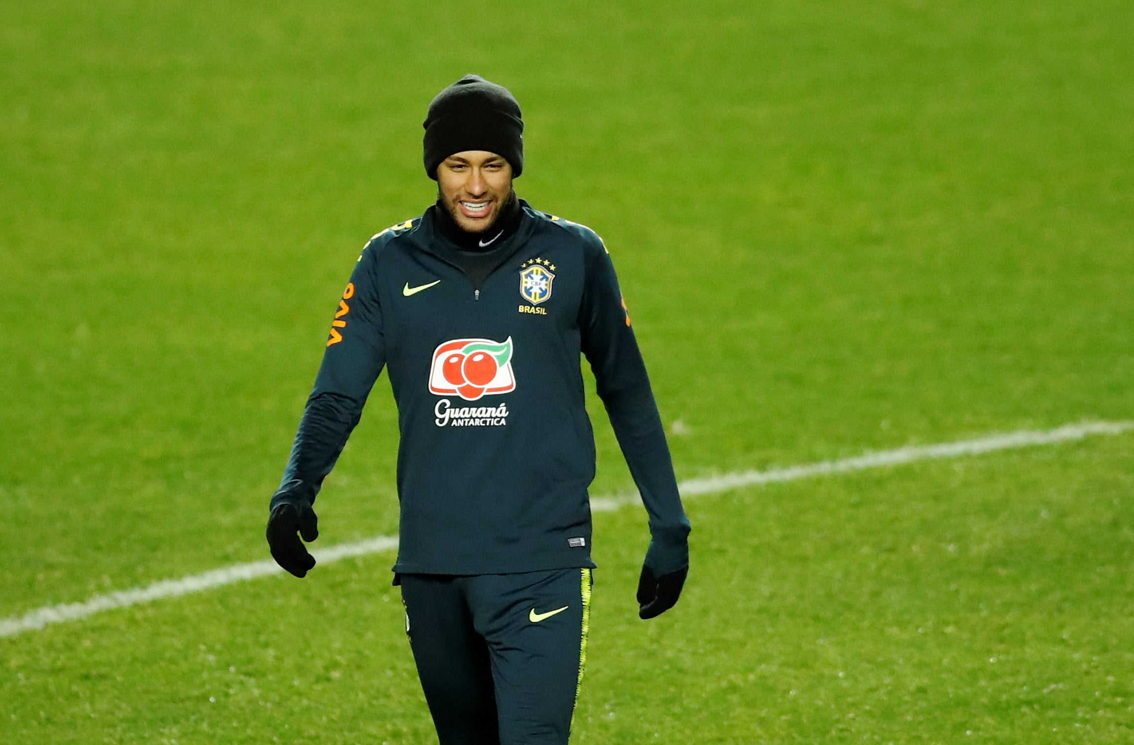 Neymar y su padre se ven con André Cury, asesor del Barcelona, en la concentración de Brasil Neymar y su padre se ven con André Cury, asesor del Barcelona, en la concentración de Brasil