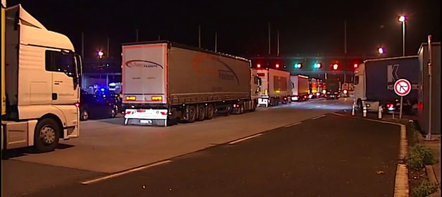 Los piquetes que bloquean la frontera con Francia reconocen el daño a los camioneros pero lo ven como la única vía para lograr sus objetivos Los piquetes que bloquean la frontera con Francia reconocen el daño a los camioneros pero lo ven como la única vía para lograr sus objetivos